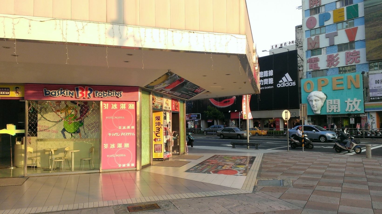 大統百貨五福店騎樓含人行道